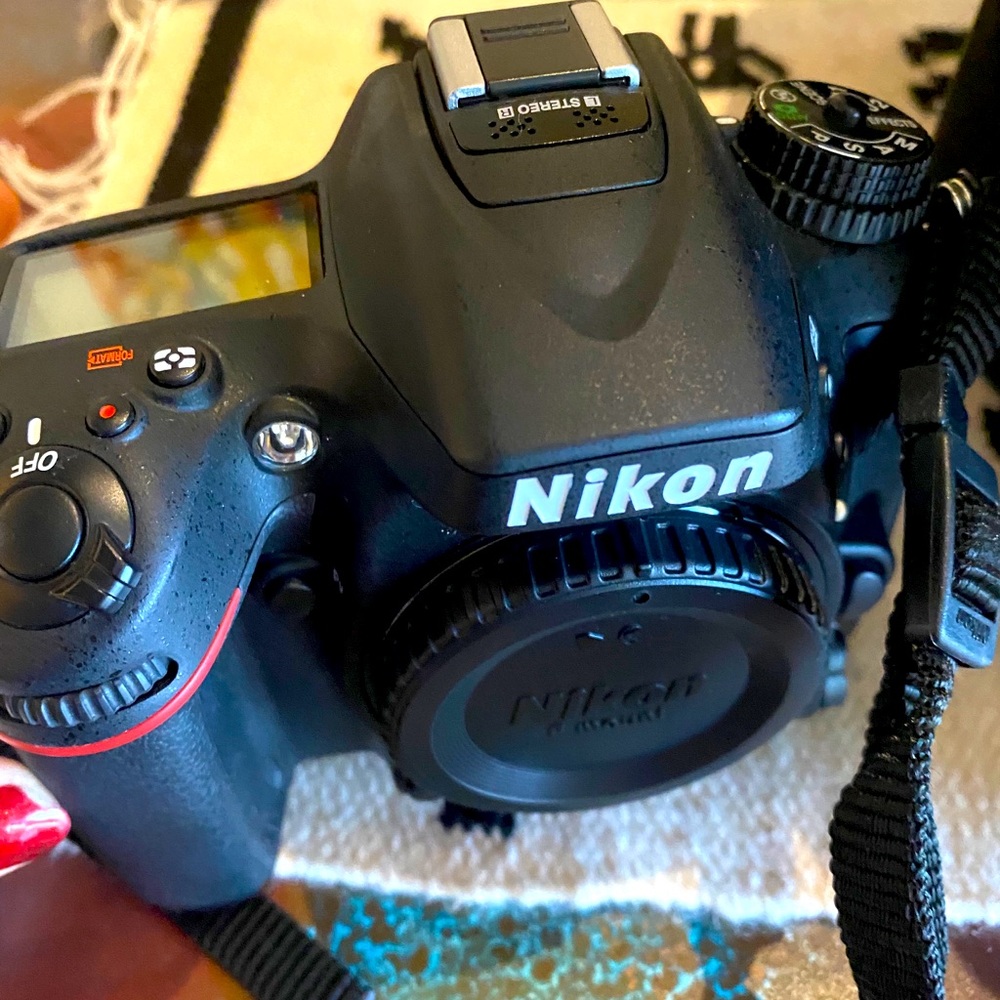 D7100 camera with zoom lens case charger and cords